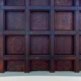 ...il cui soffitto ligneo a cassettoni � intarsiato con rosette, forme geometriche e una stella a sei punte nel centro